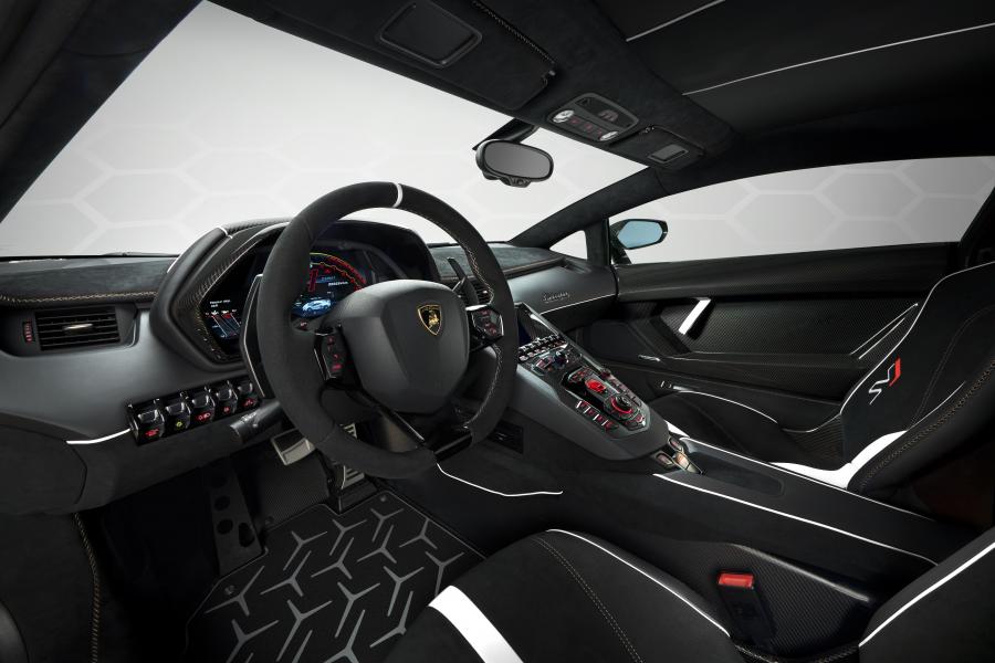 Интерьер Lamborghini Aventador SVJ 63 2018 года  (фото 11 из 14)